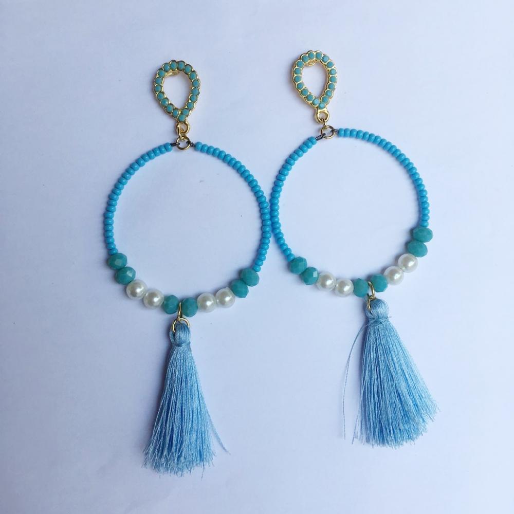 Brinco de argola com tassel azul com miçangas e pérolas