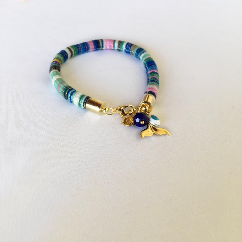 Pulseira com cordão étnico colorido com pingentes folheado a ouro 18k 