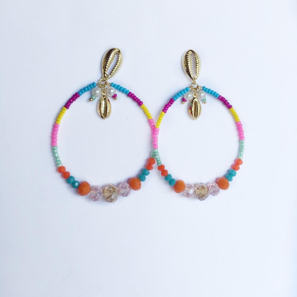Brinco de argola com miçanga colorida e pingentes folheado a ouro 18k