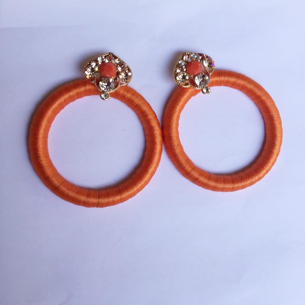 Brinco de argola grande com linha na cor laranja e cristais coloridos folheado a ouro 18k