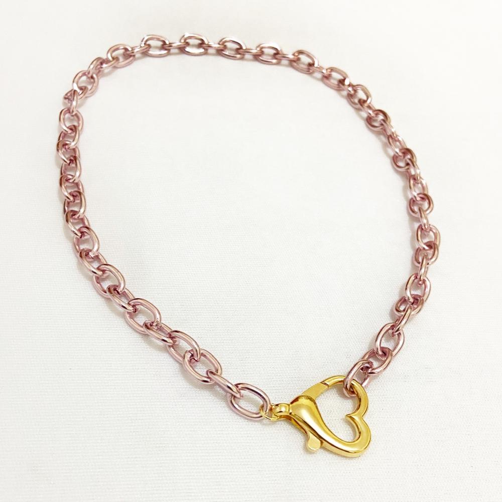 Colar com design de elos rosa pink e fecho de coração folheado a ouro 18k