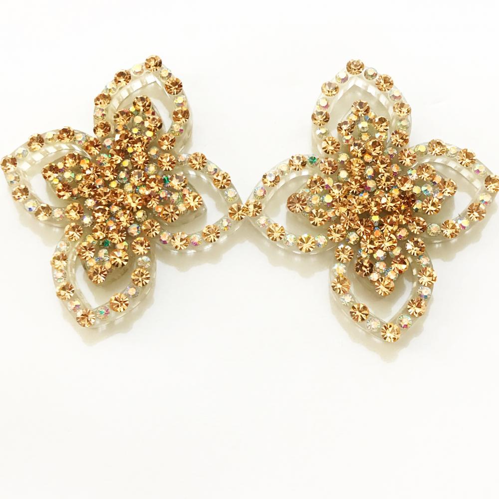 Brinco de acrílico com strass 