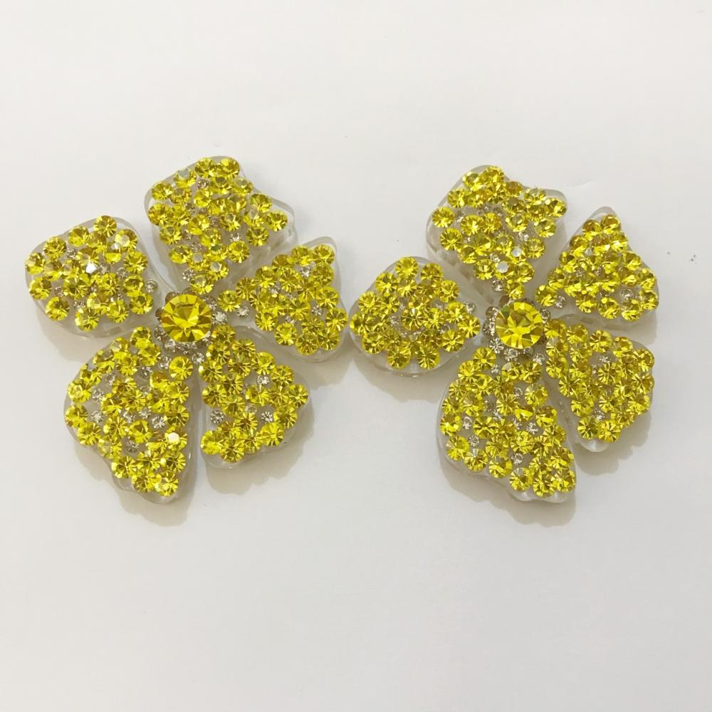 Brinco de flor com strass no acrílico 