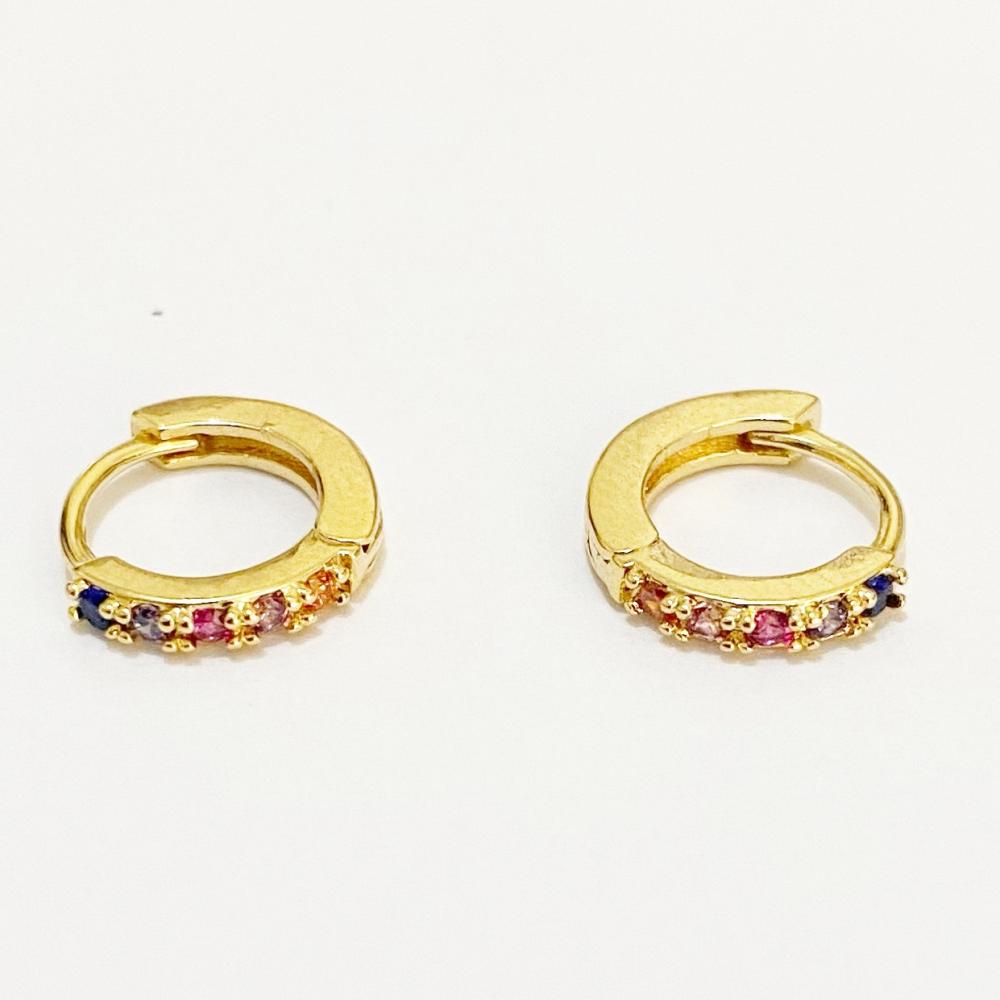 Brinco de argola cravejada com zircônios coloridos folheada a ouro 18k