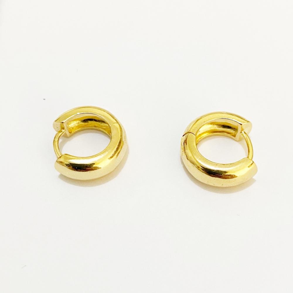 Brinco de argola lisa pequena folheada a ouro 18k