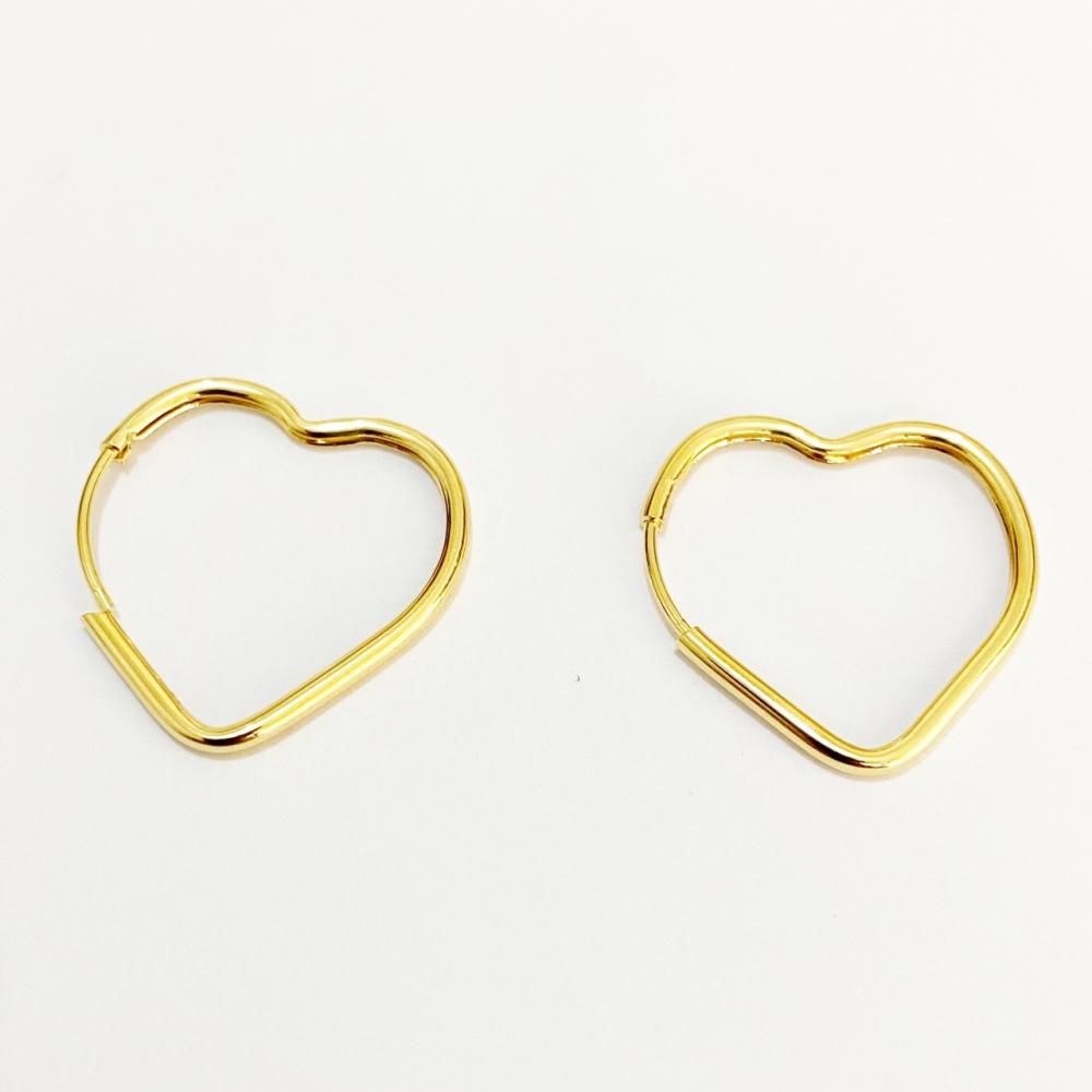 Brinco de argola Tamanho P de coração vazado médio folheado a ouro 18k