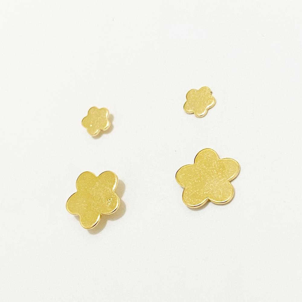Brinco dueto de flor liso folheado a ouro 18k