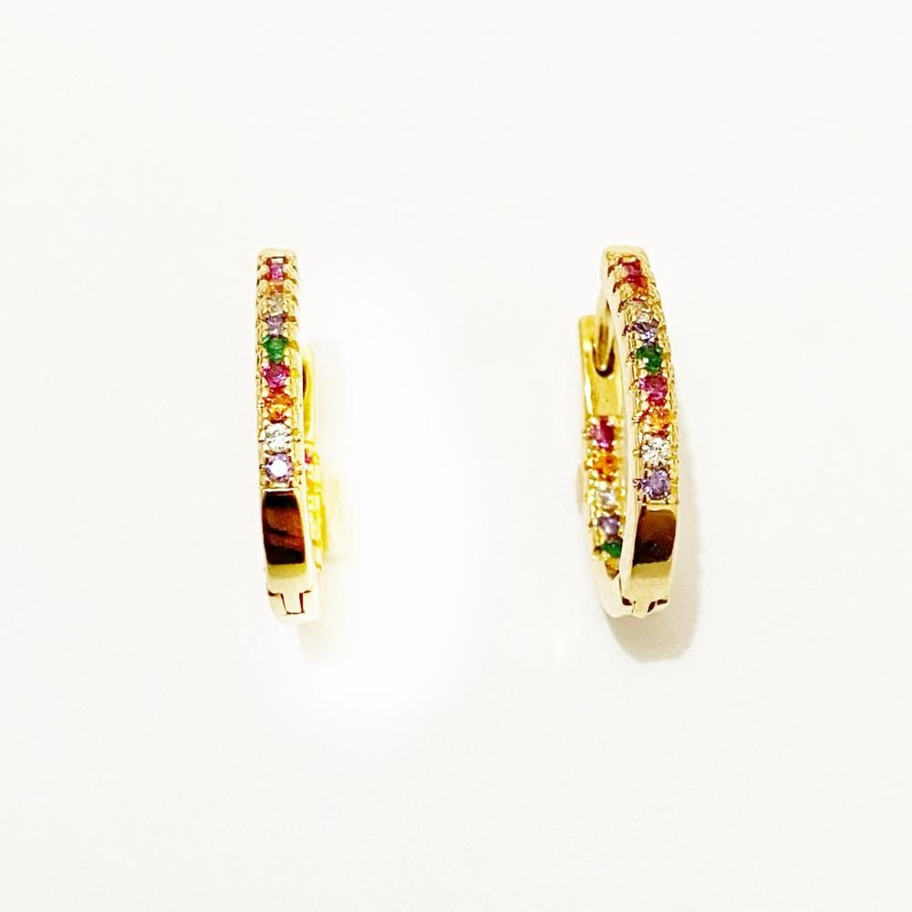 Brinco de argola cravejado com zircônia colorida folheado a ouro 18k