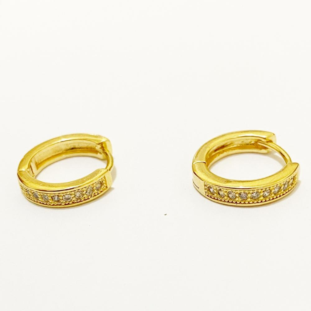 Brinco de argola grande cravejada com zircônia folheado a ouro 18k