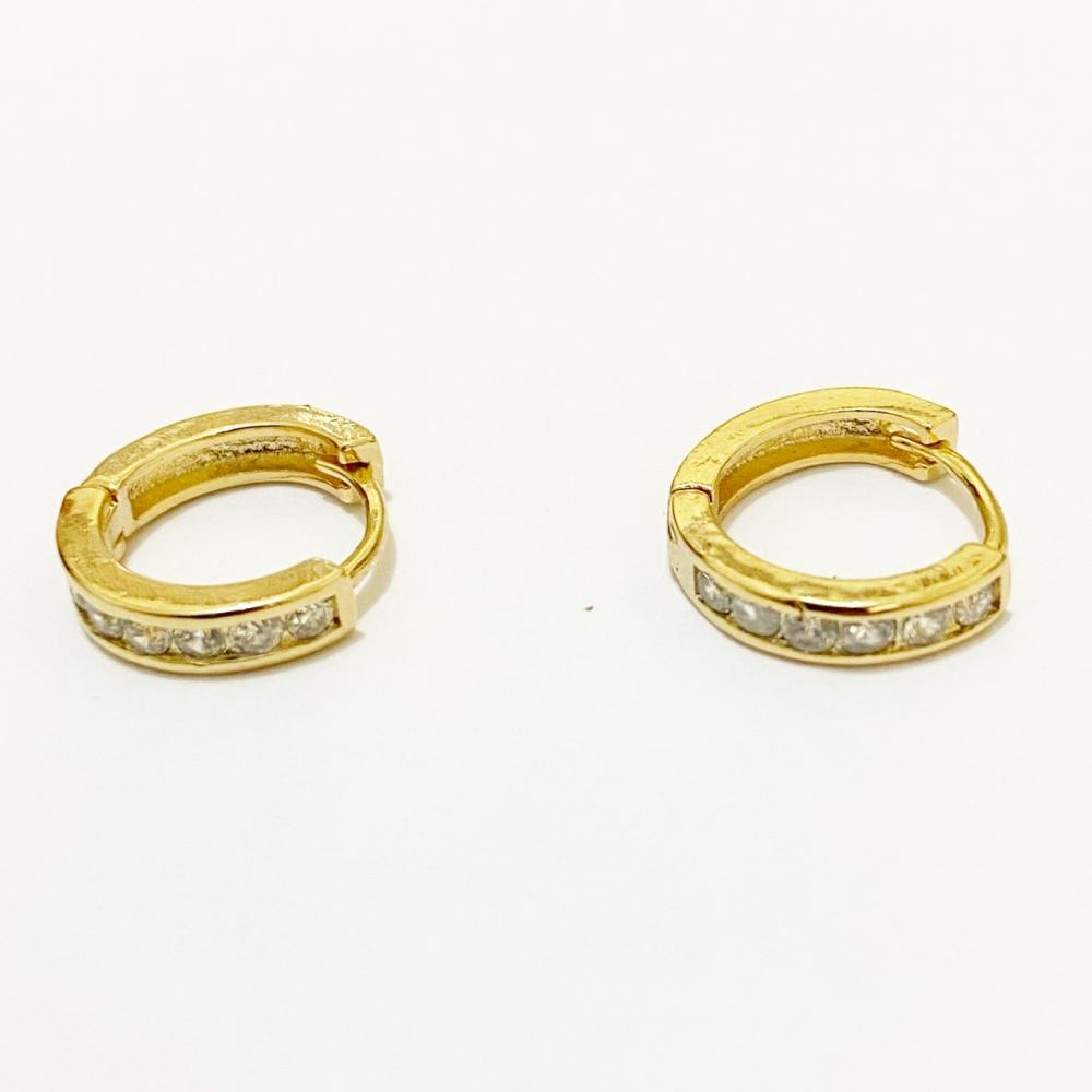 Brinco de argola pequeno cravejado com zircônia folheado a ouro 18k