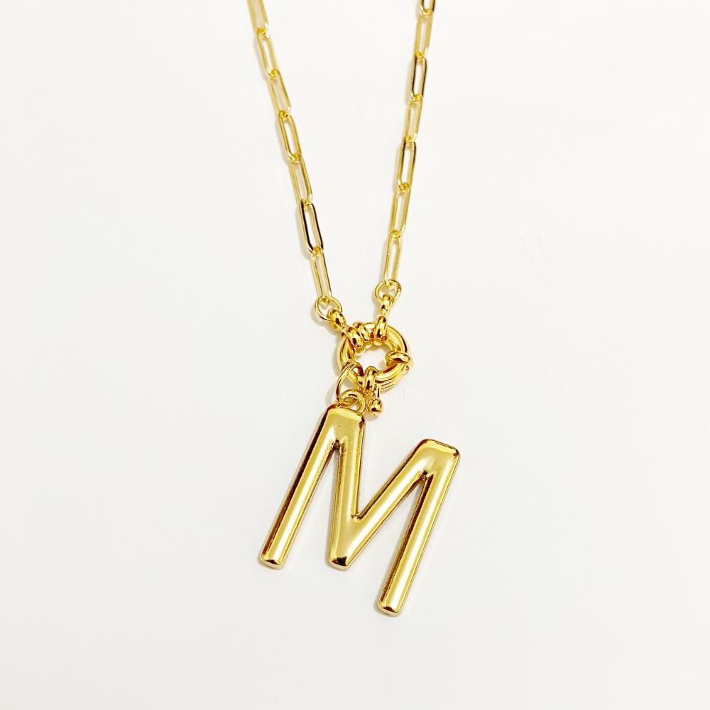 Colar com corrente cartier e fecho boia com pingente de letra folheado a ouro 18k