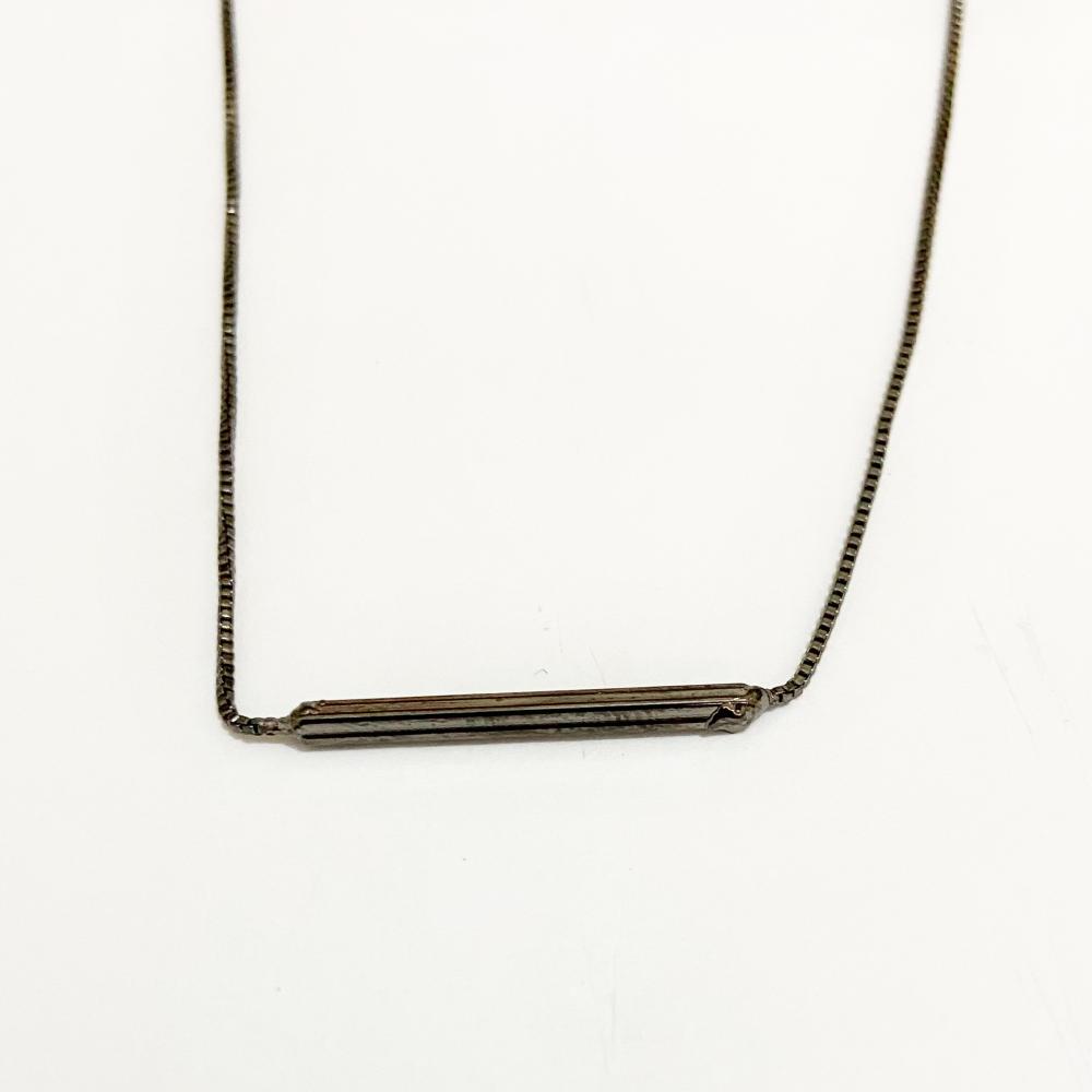 Choker com pingente de trasso folheada no grafite