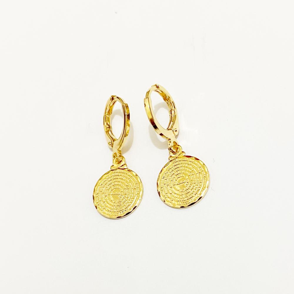 Brinco argola click com medalhinha de pai nosso folheada a ouro 18k