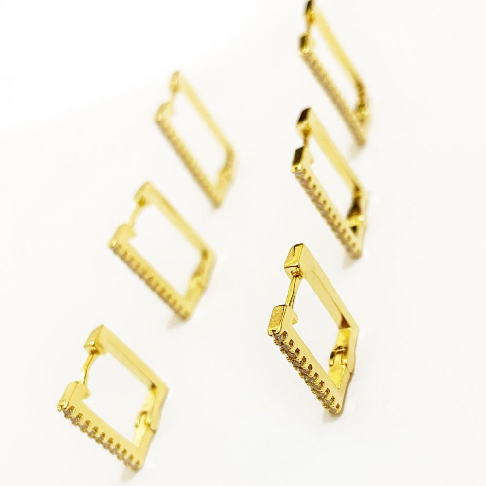 Trio de brinco de argola retangular cravejada com zircônia folheada a ouro 18k