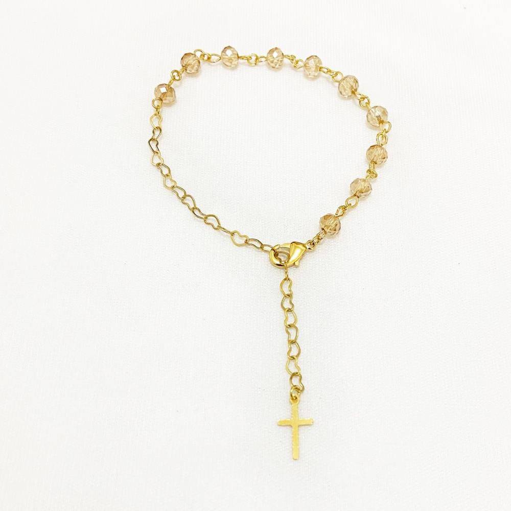 Pulseira terço com pingente de cruz e bolinhas de vidro folheada a ouro 18k