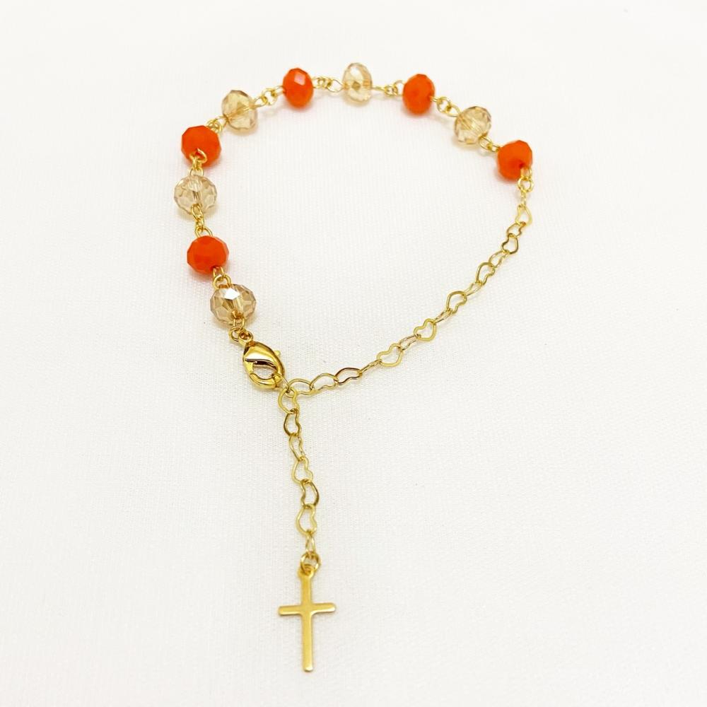 Pulseira terço com pingente de cruz e bolinhas de vidro folheada a ouro 18k