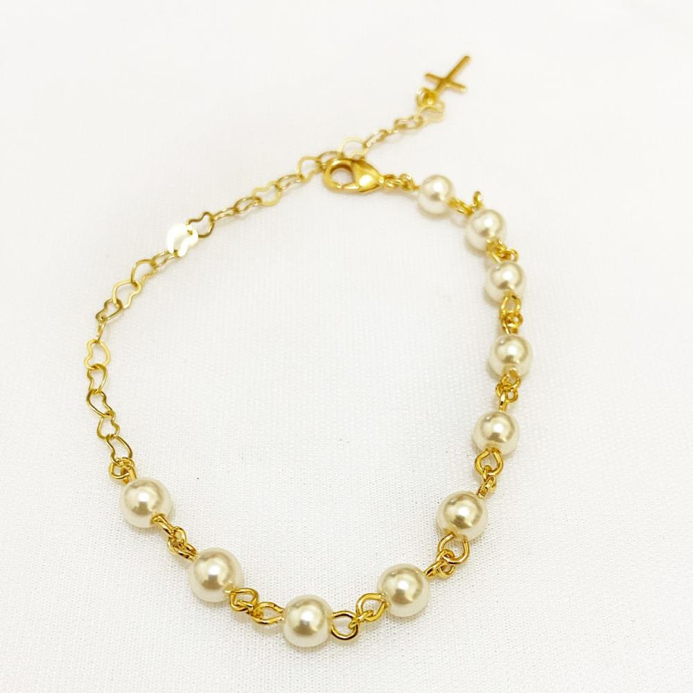 Pulseira terço com pingente de cruz e bolinhas de vidro folheada a ouro 18k