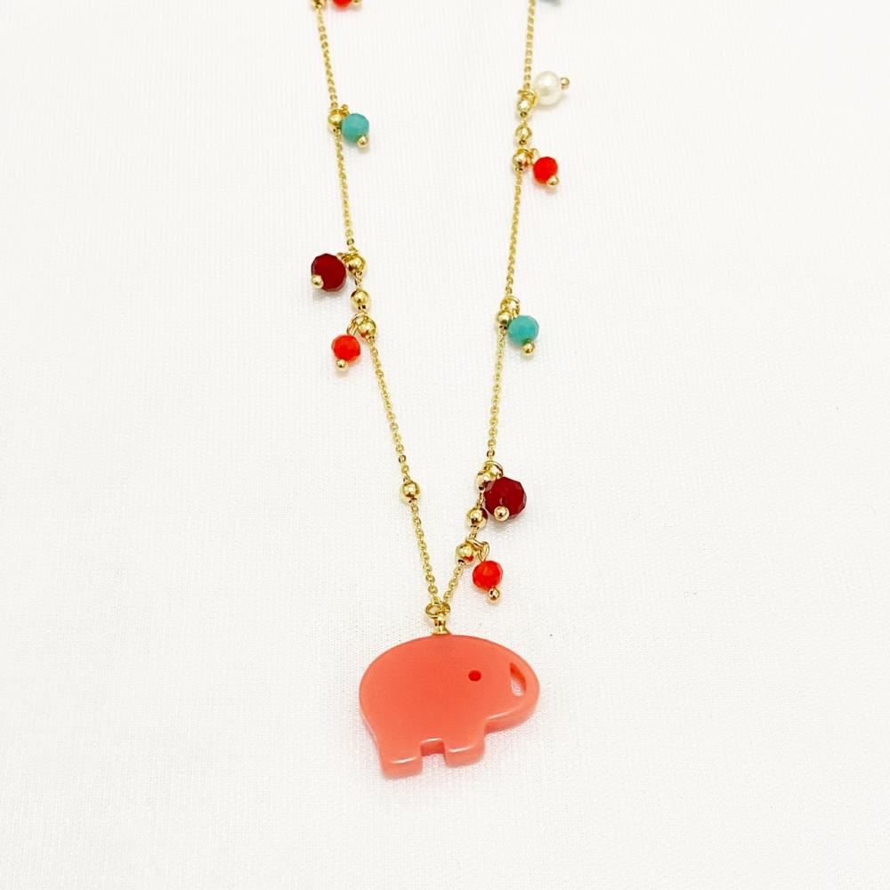 Colar com pingente de elefante e bolinhas de vidro coloridas folheada a ouro 18k