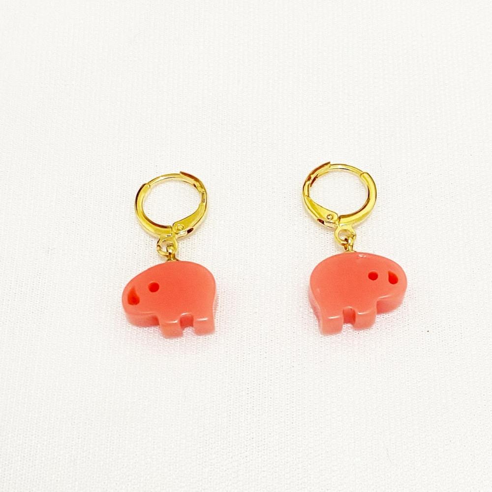 Brinco de argolinha click com pingente de elefante folheado a ouro 18k
