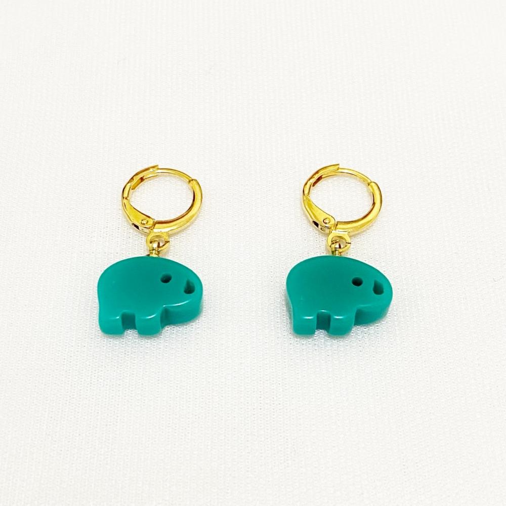 Brinco de argolinha click com pingente de elefante resinado folheado a ouro 18k
