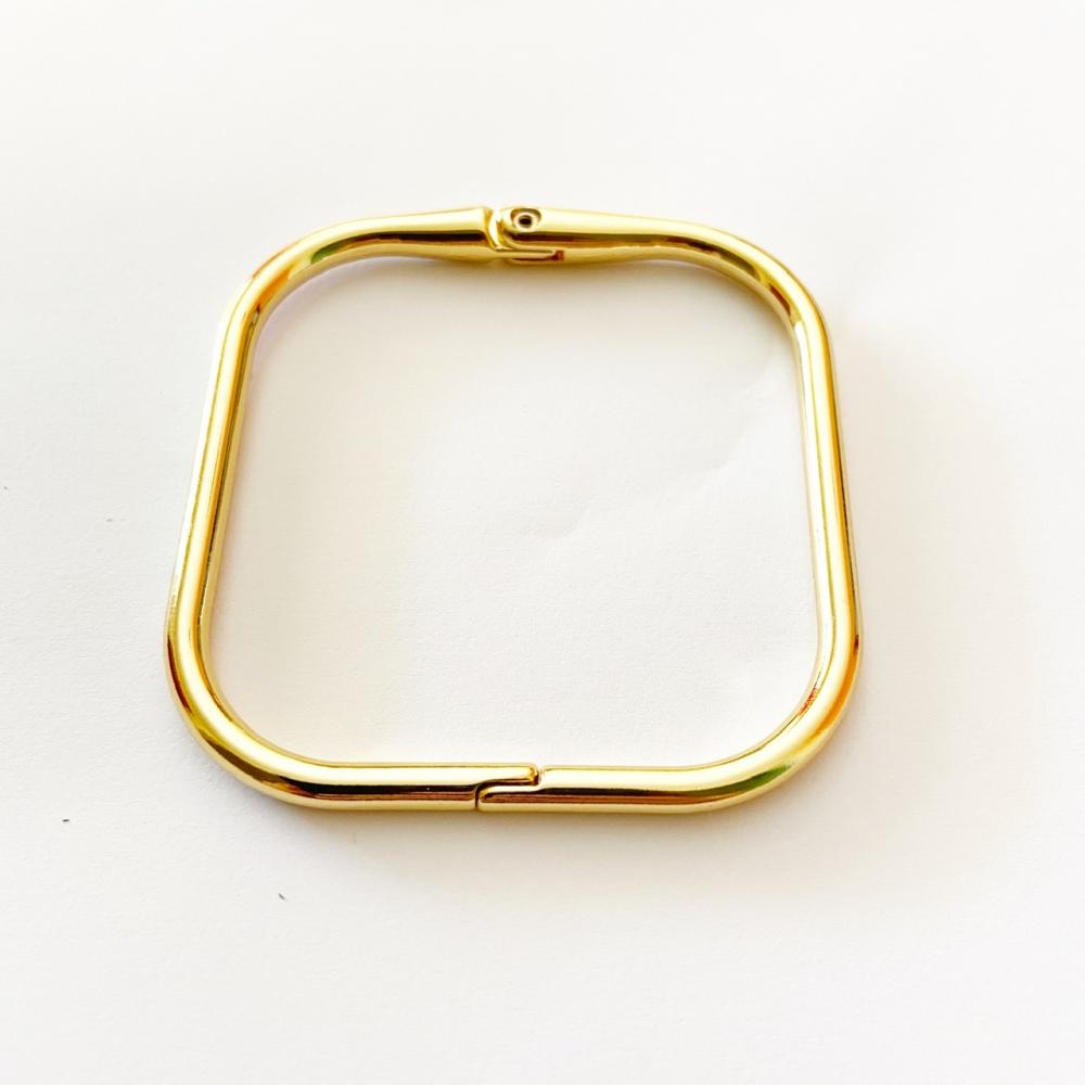 Bracelete em forma de quadrado folheado a ouro 18k
