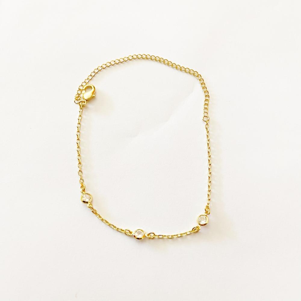 Tornozeleira de corrente fina e cristais folheada a ouro 18k 