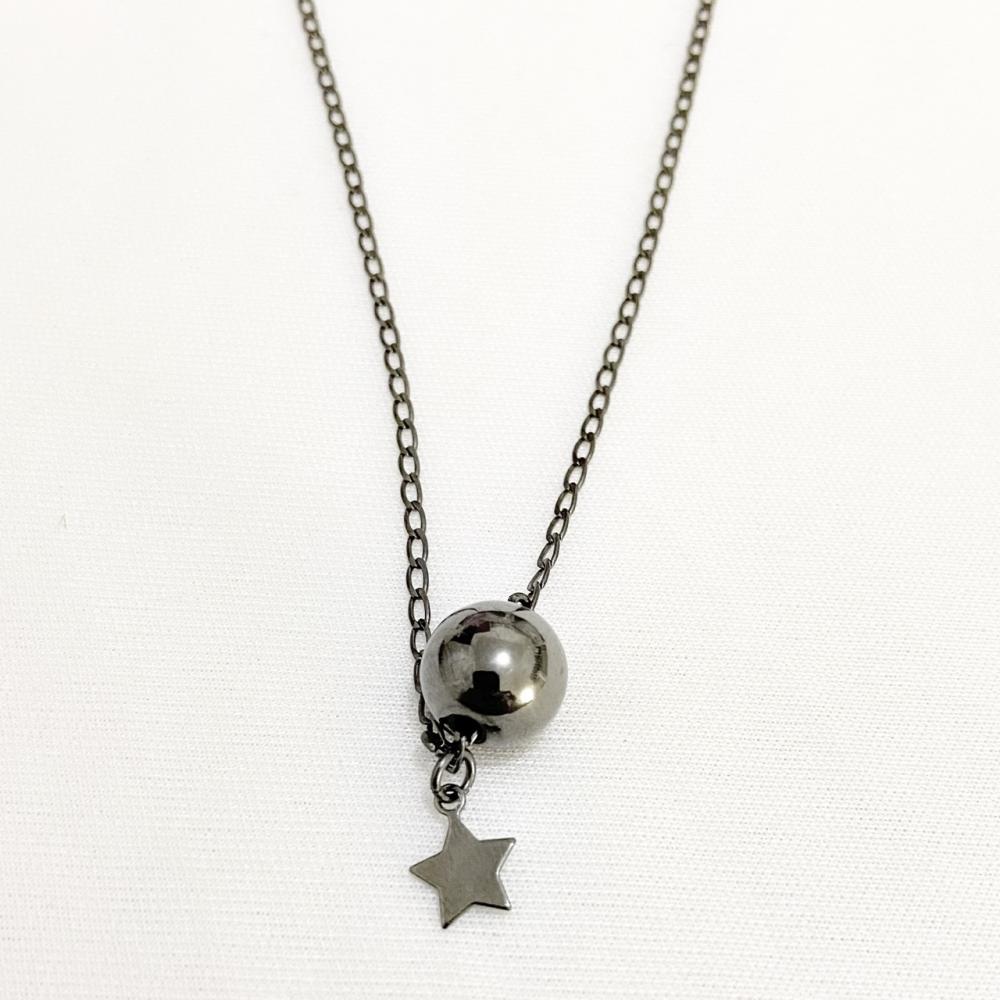 Colar com pingente de bola e estrela na cor ródio negro grafite