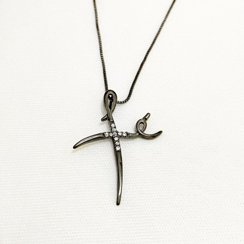 Colar com pingente Fe cravejado com zircônia na cor ródio negro grafite 