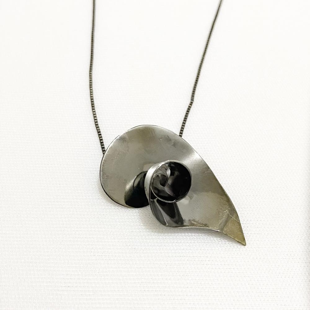 Choker com pingente de flor copo de leite na cor ródio negro grafite