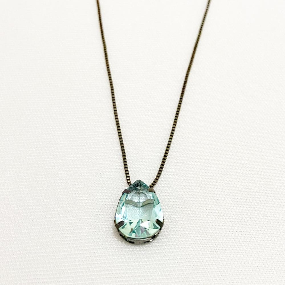 Colar com pingente de gota pequeno com zircônia cravejada Aquamarine na cor ródio negro grafite 