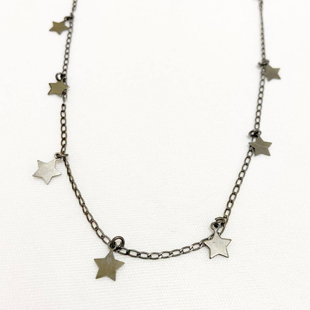 Choker com pingentes de estrela na cor ródio negro grafite 