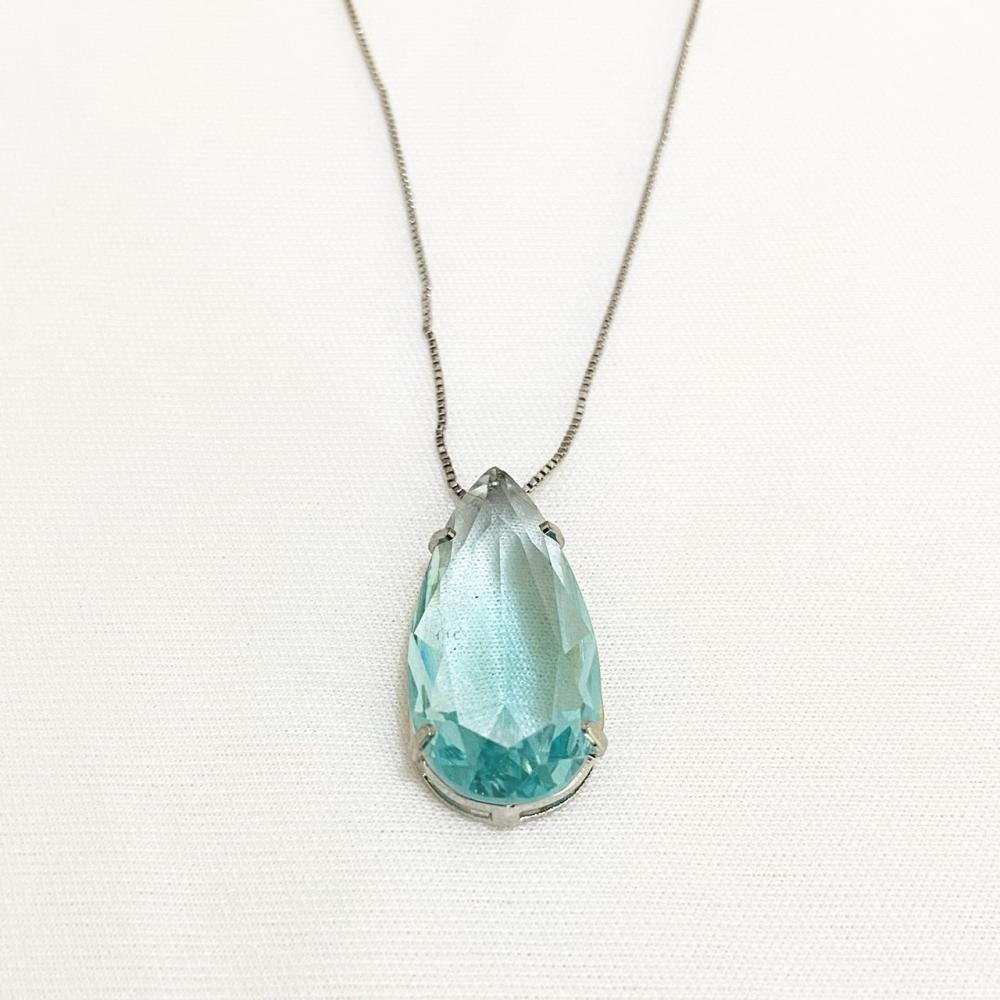 Colar com pingente de gota grande com zircônia cravejada azul na cor ródio branco prata