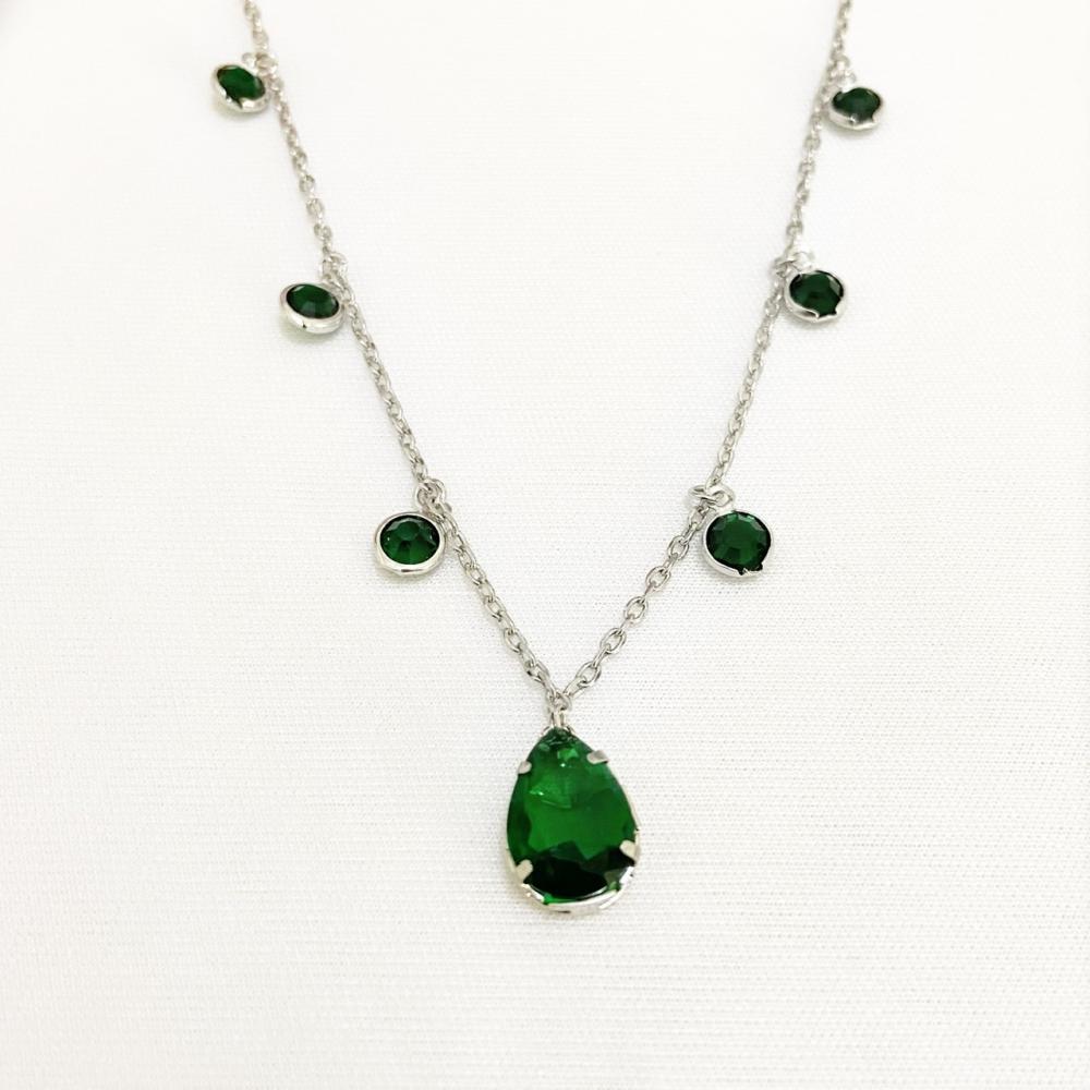 Colar com ponto de luz e gota cravejada esmeralda na cor ródio branco prata