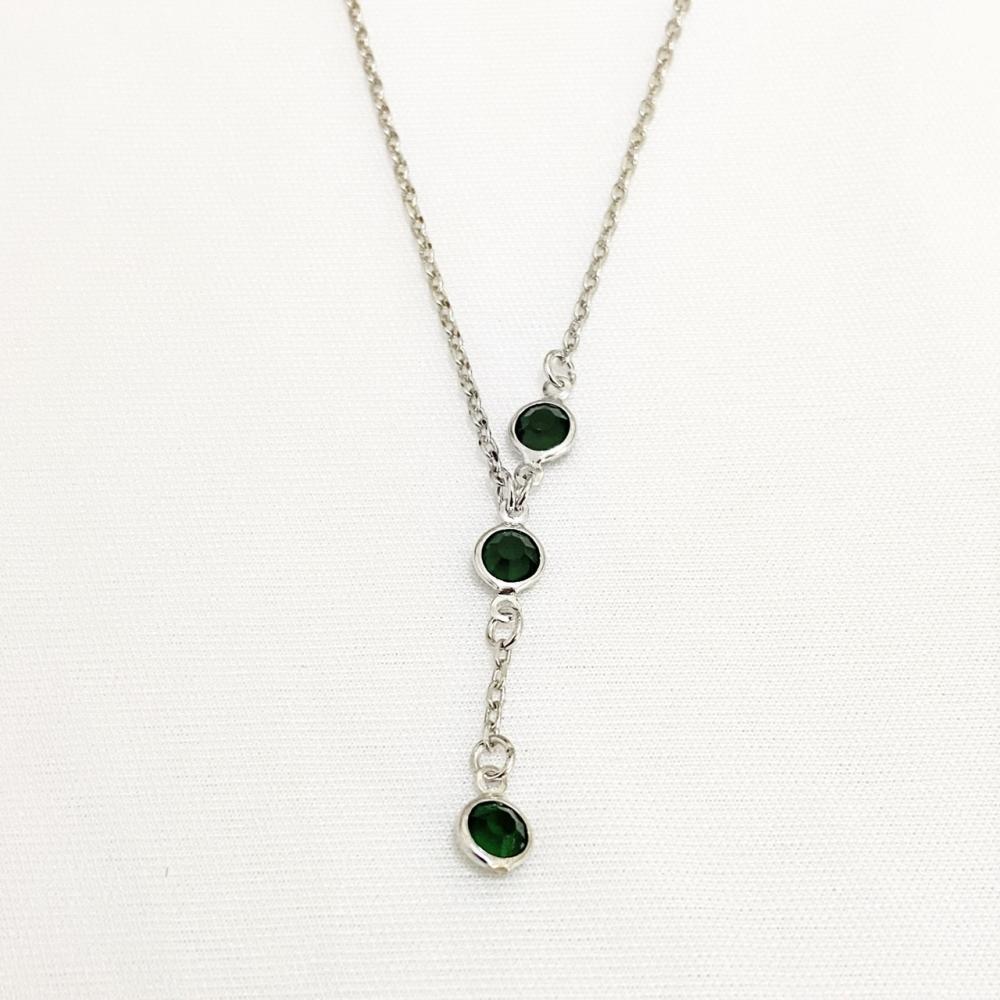 Colar gravatinha com ponto de luz esmeralda na cor ródio branco prata