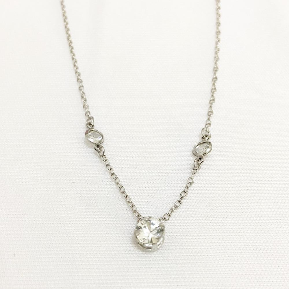 Colar com ponto de luz com zircônia cristal na cor ródio branco prata