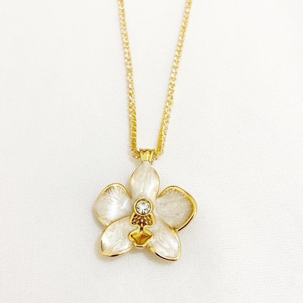 Colar longo com corrente de zircônia riviera e flor resinada em madrepérola folheado a ouro 18k