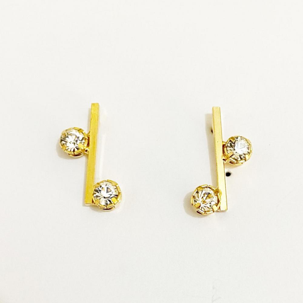 Brinco minimalista com zircônia folheado a ouro 18k