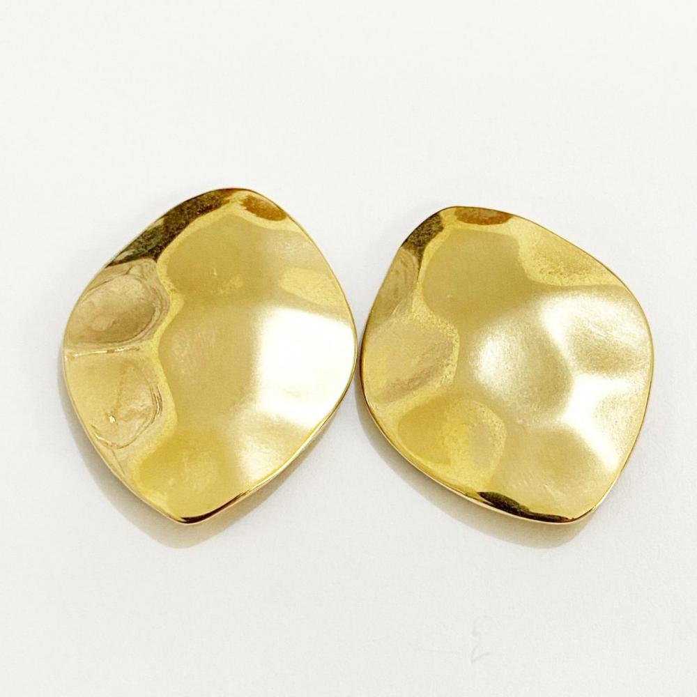 Brinco minimalista em formato de casco de tartaruga liso folheado a ouro 18k