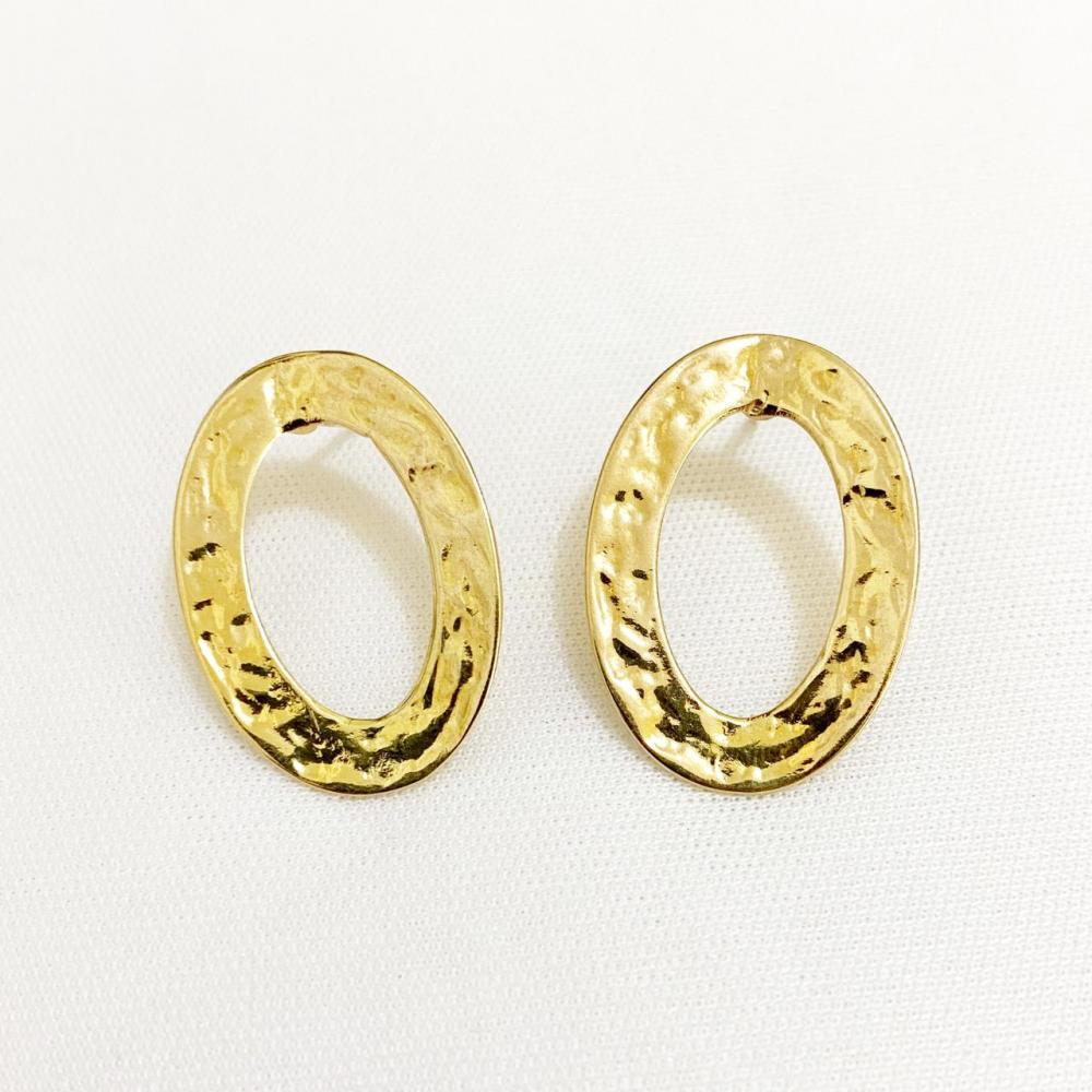 Brinco com formato oval folheado a ouro 18k