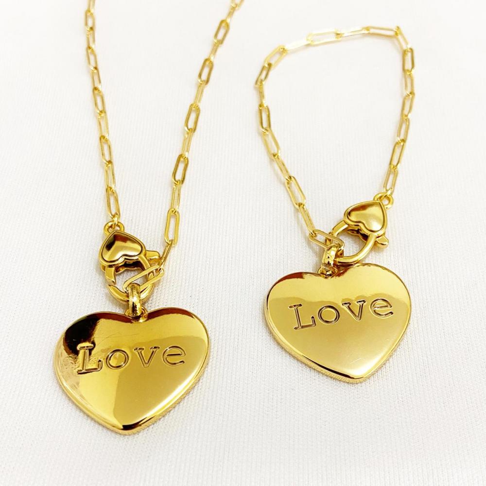 Conjunto de colar e pulseira com pingente de coração resinado folheado a ouro 18k