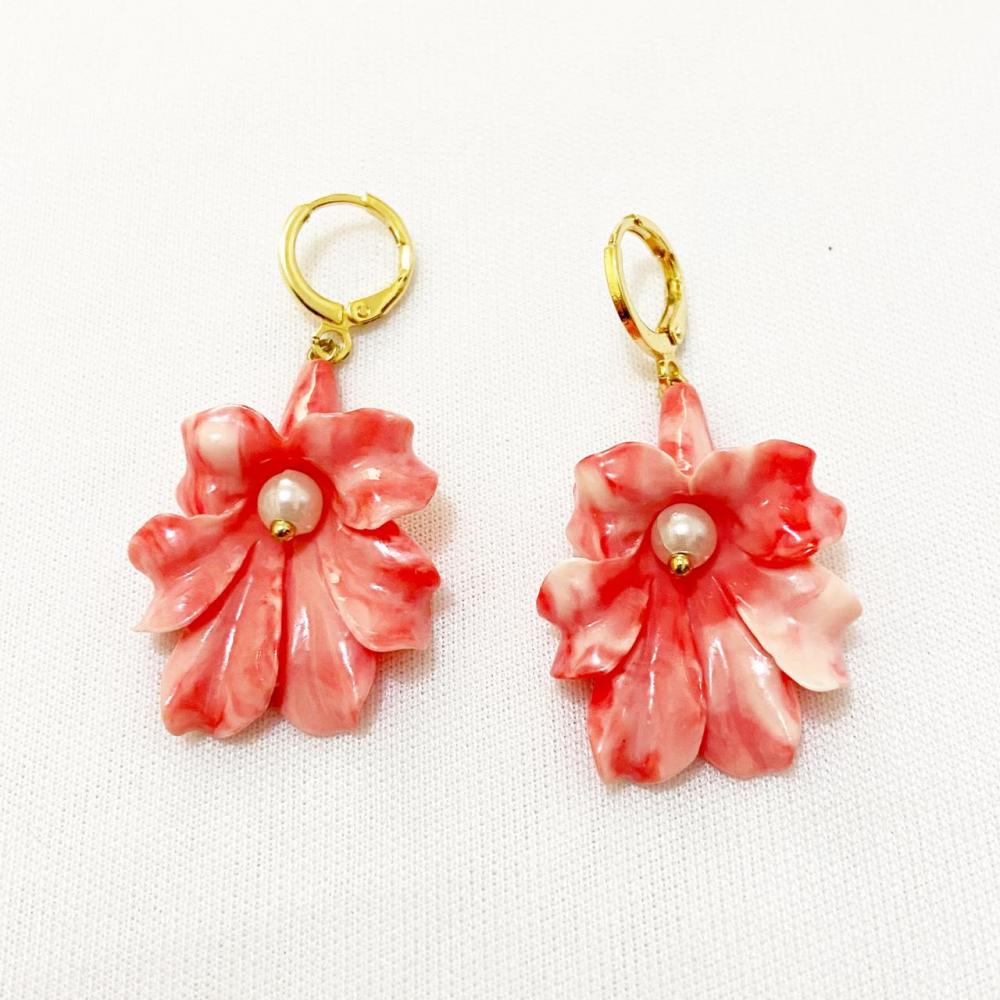 Brinco de argolinha click com pingente de flor folheado a ouro 18k