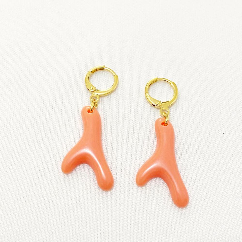 Brinco de argolinha click com pingente de coral folheado a ouro 18k