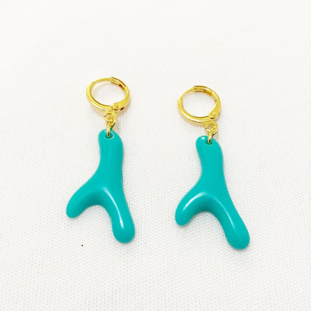 Brinco de argolinha click com pingente de coral folheado a ouro 18k