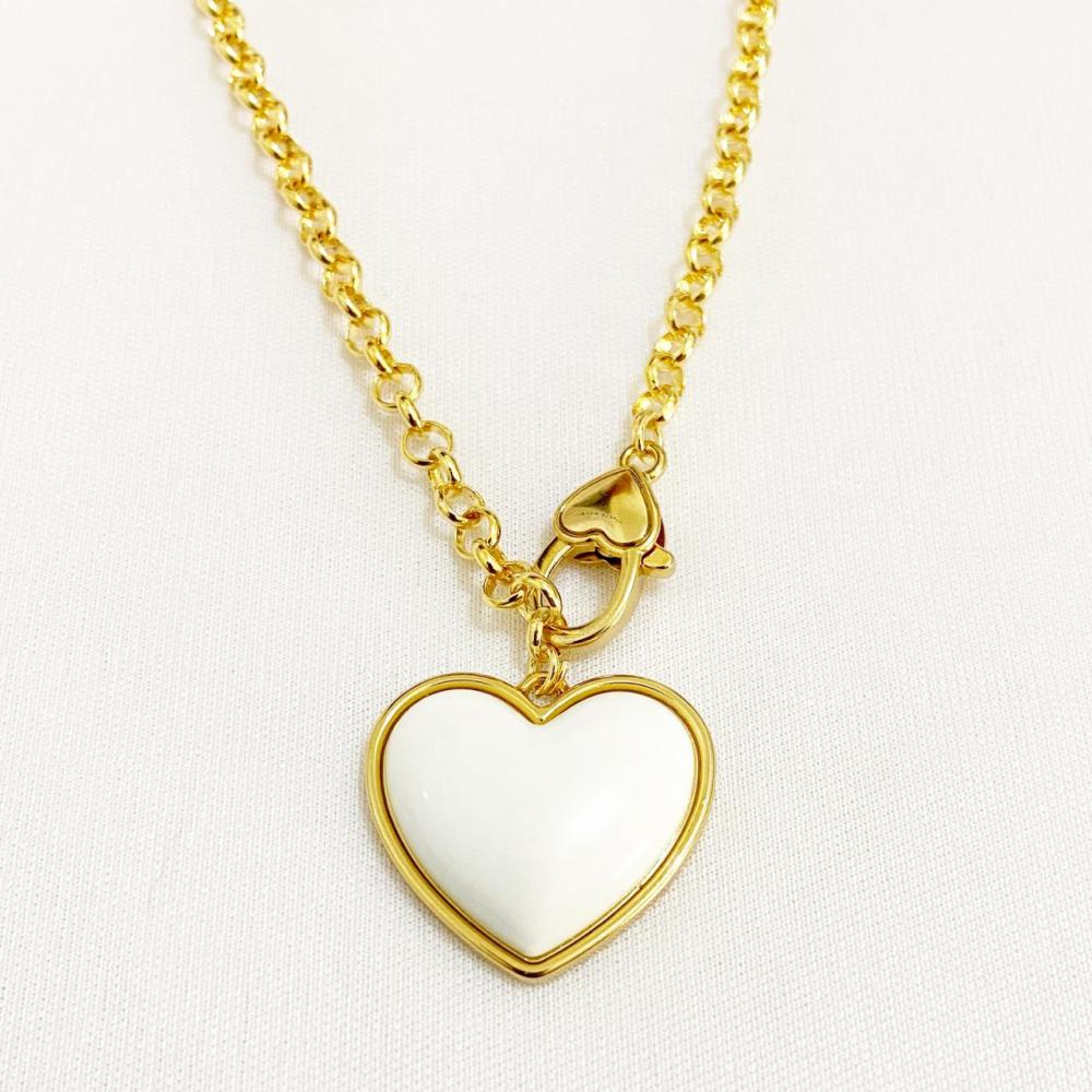 Colar com pingente de coração branco resinado folheado a ouro 18k 