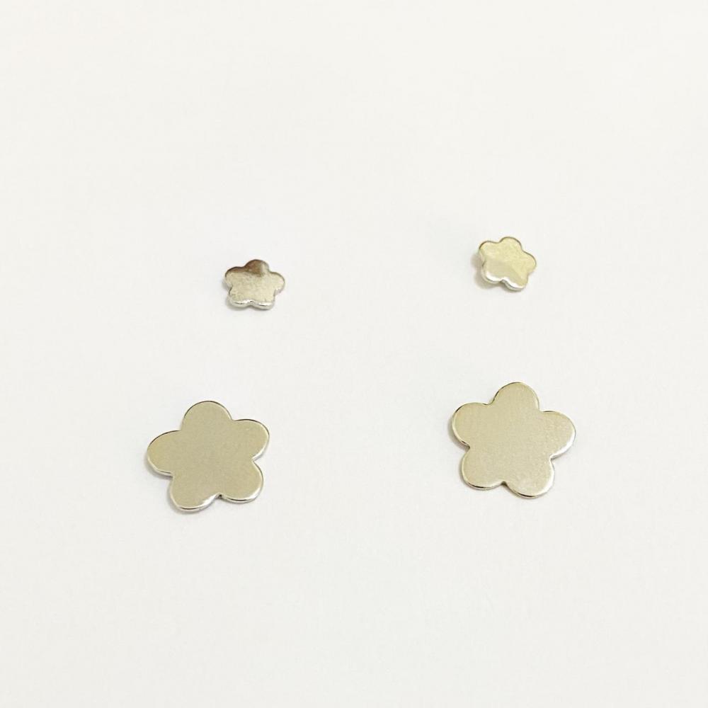  Dueto de brinco em formato de flor na cor prata ródio branco 