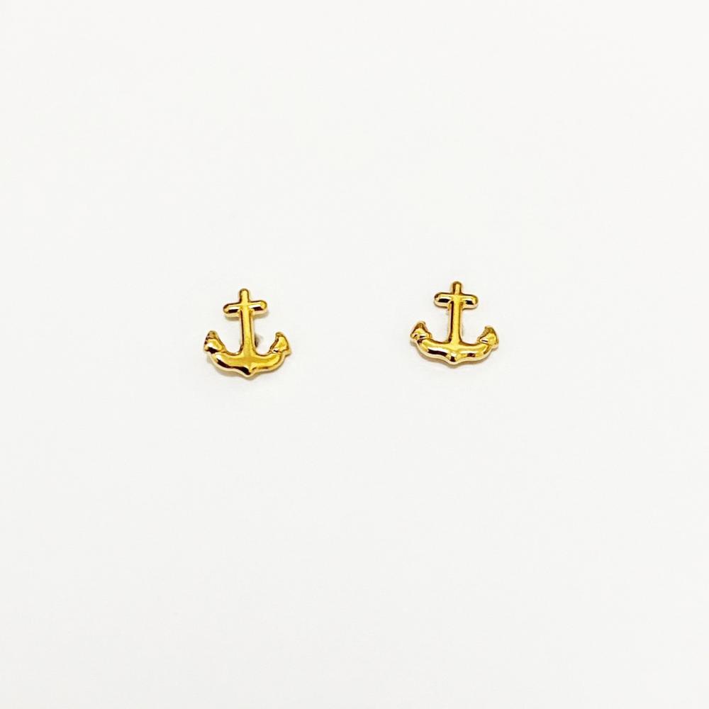 Mini brinco com formato de ancora folheado a ouro 18k 