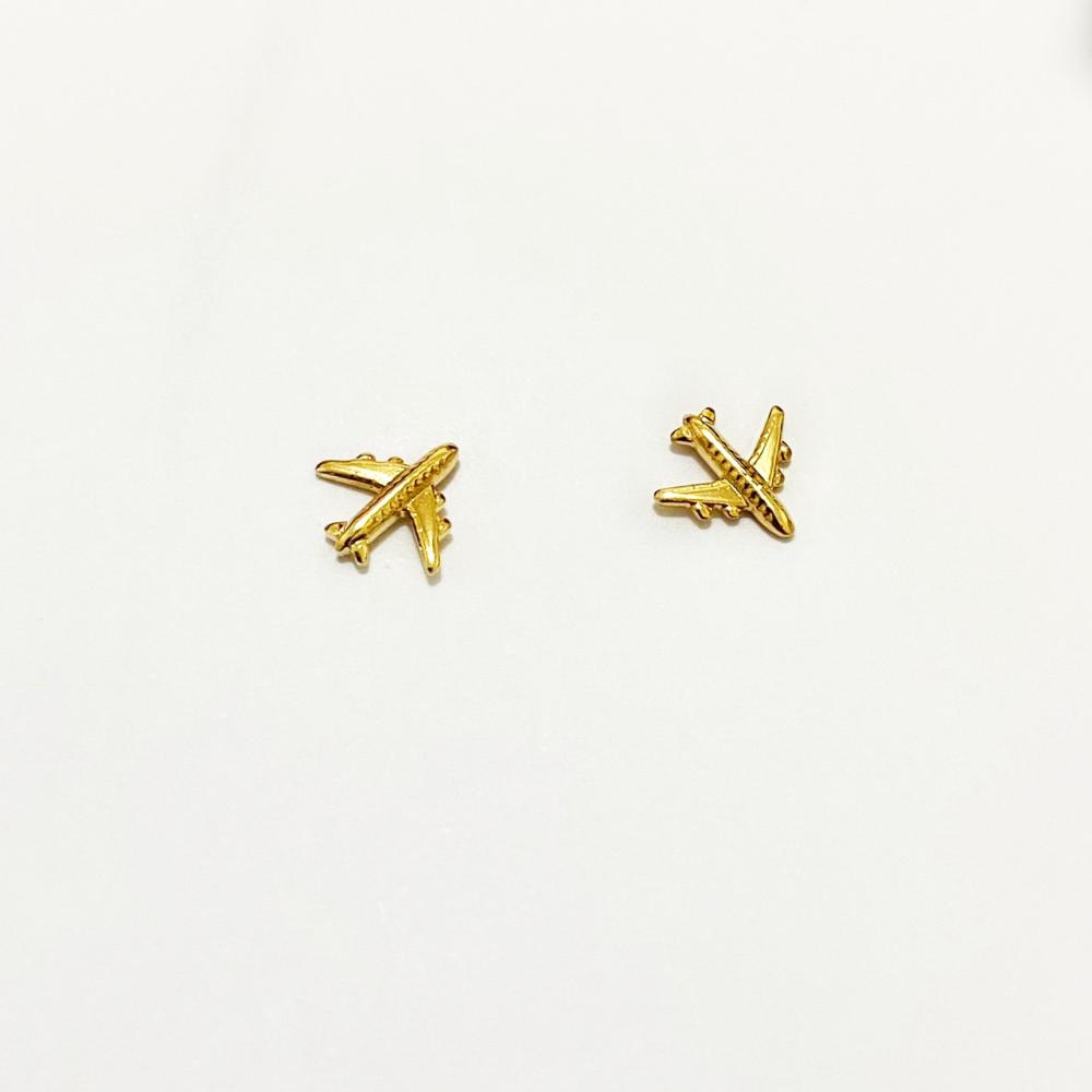 Mini brinco com formato de avião folheado a ouro 18k 