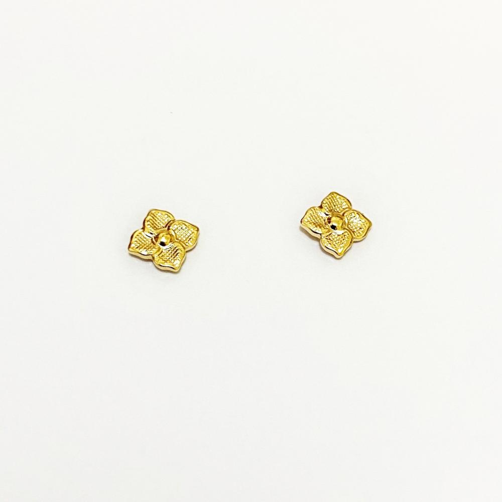 Mini brinco com formato de flor folheado a ouro 18k 
