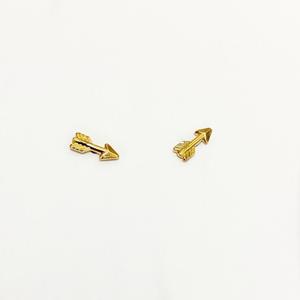 Mini brinco com formato de flecha folheado a ouro 18k 
