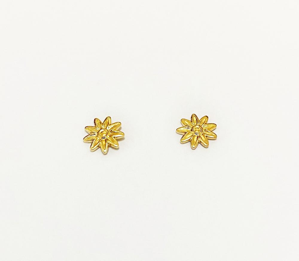 Mini brinco com formato de girassol folheado a ouro 18k 